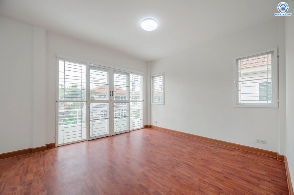 บ้านมือสองตกแต่งใหม่ โครงการ ศุภาลัยวิลล์ ราชพฤกษ์-บางบัวทอง เนื้อที่ 38.1 ตร.ว. พื้นที่ใช้สอยเยอะกว่า 184.98 ตร.ม. ตอบโจทย์ทุกการอยู่อาศัย ฟังก์ชัน 3 ห้องนอน 2 ห้องน้ำ 2 ที่จอดรถ บนทำเลเชื่อมต่อ รถไฟฟ้าสายสีม่วง "สถานีบางพลู" รายล้อมด้วยสิ่งอำนวยความสะดวกมากมาย